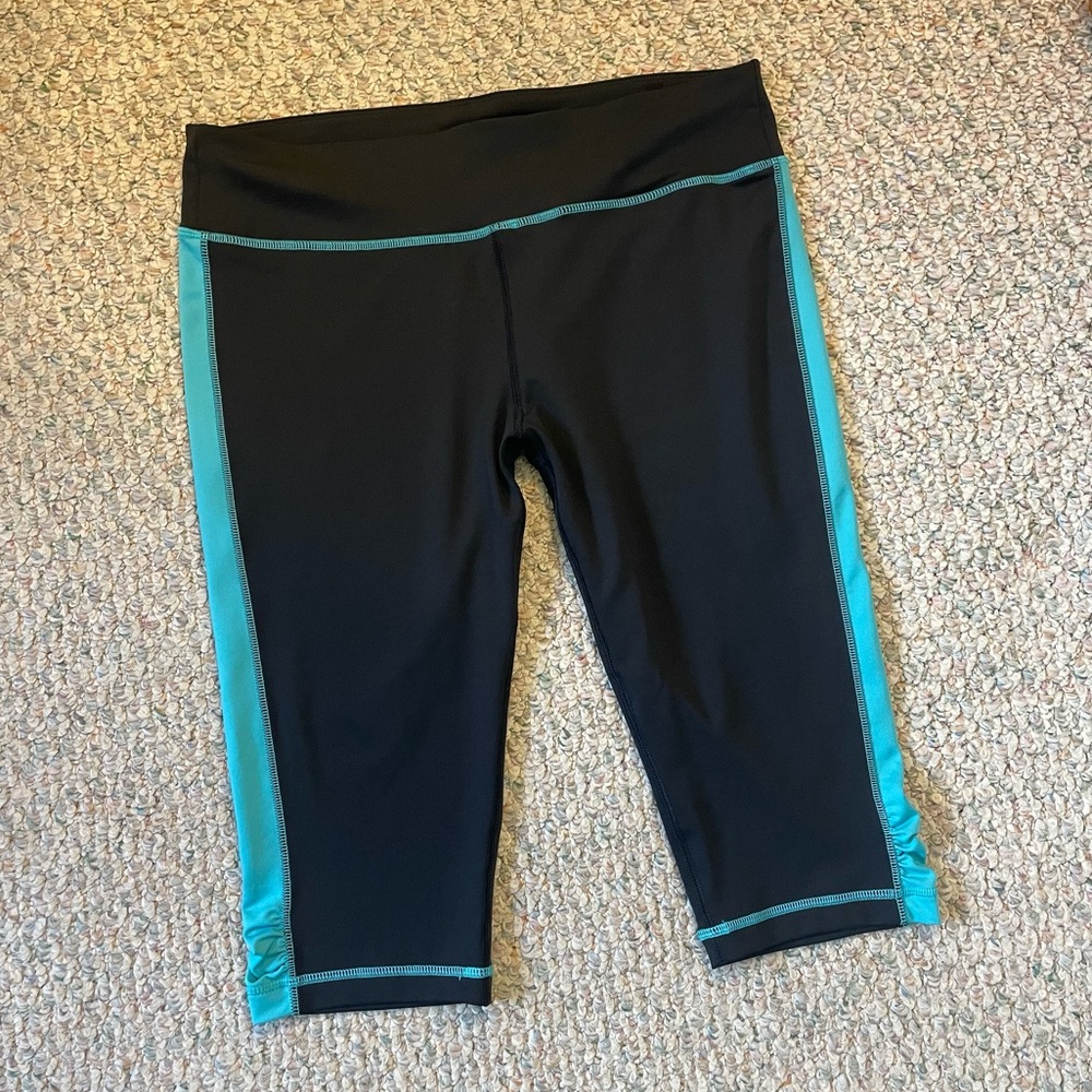 Like New! Everlast Black and Teal Workout Capri Leggings